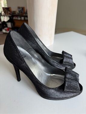 Stuart Weitzman Peep Toe Bow Heels – Women’s US 6.5M